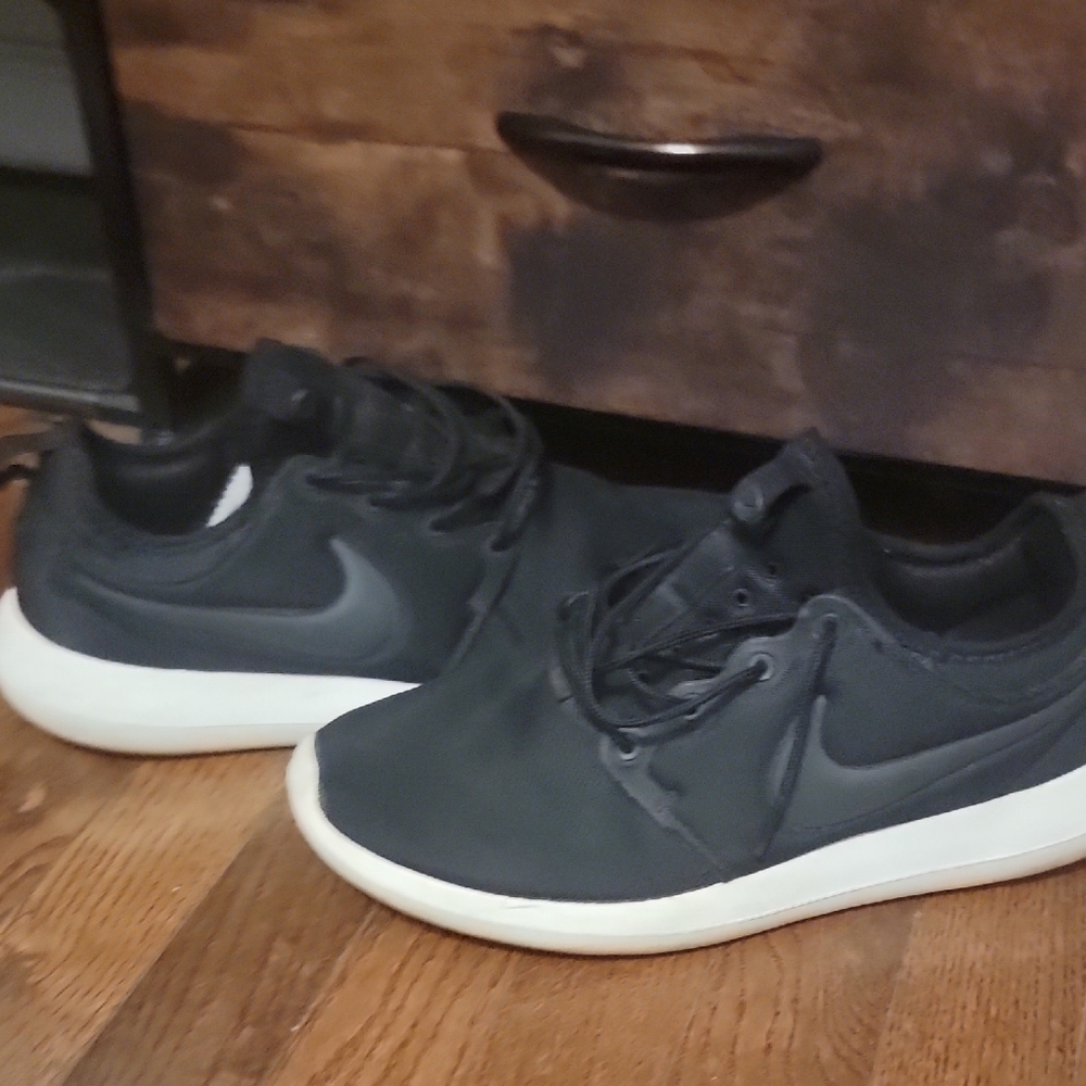 Nike Black and White Roshe Sneakers- Size 9.5